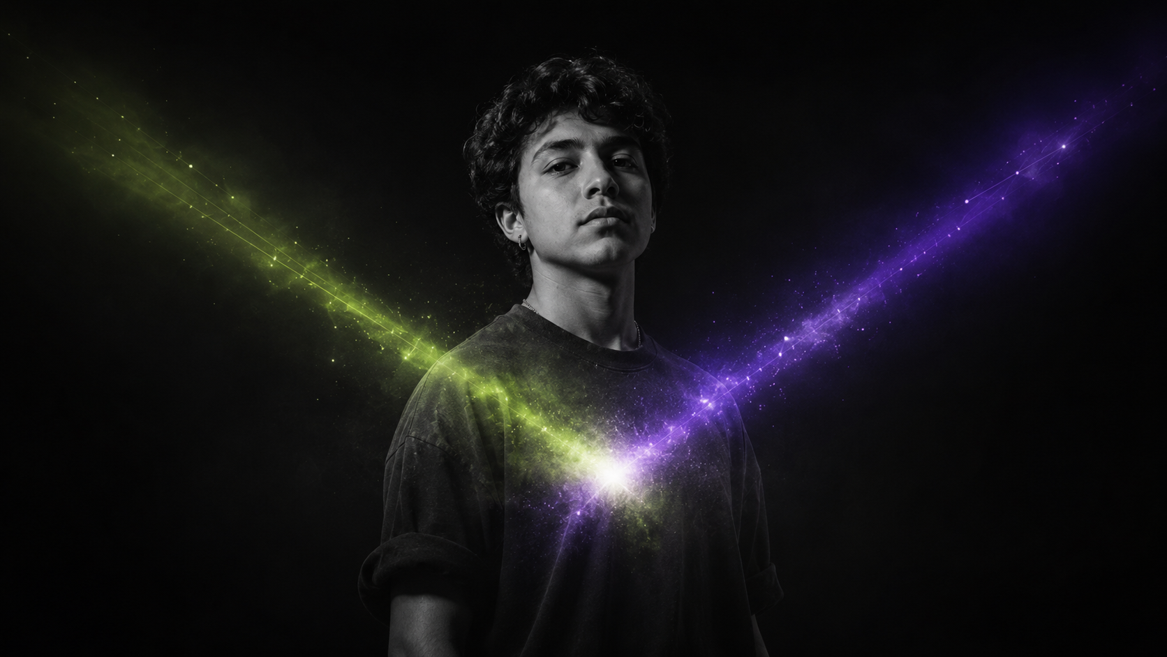 Joven latinoamericano con dos haces de luz, verde volt y púrpura, cruzándose en su pecho: la identidad humana en la era de la inteligencia artificial.
