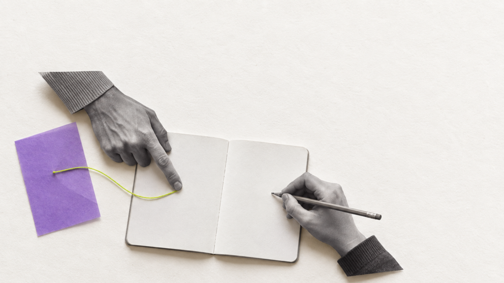 Sobre un cuaderno abierto y vacío, una mano señala un punto mientras otra sostiene un lápiz. Una hoja morada a un lado se conecta con ese punto mediante un hilo verde, para representar la ayuda que llega al docente durante la enseñanza.